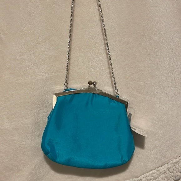 Silky bag with kiss lock closure, chain to wear on shoulder or clutch option. - Picture 8 of 8